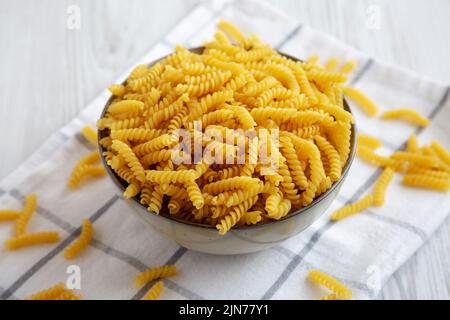 Tortata di girandole secche non cotte in una ciotola, vista ad angolo basso. Primo piano. Foto Stock