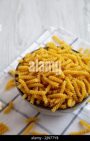 Tortata di girandole secche non cotte in una ciotola, vista laterale. Foto Stock
