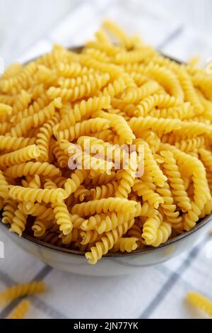 Tortata di girandole secche non cotte in una ciotola, vista laterale. Primo piano. Foto Stock