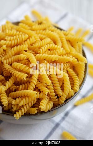 Tortata di girandole secche non cotte in una ciotola, vista laterale. Primo piano. Foto Stock
