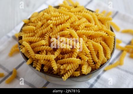 Tortata di girandole secche non cotte in una ciotola, vista ad angolo basso. Foto Stock