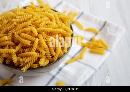 Tortata di girandole secche non cotte in una ciotola, vista ad angolo basso. Spazio di copia. Foto Stock