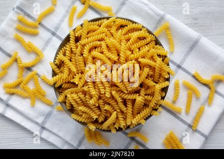Tortata di girandole secche non cotte in una ciotola, vista dall'alto. Disposizione piatta, sovratesta, dall'alto. Foto Stock