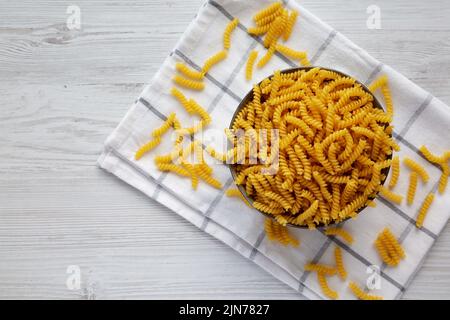 Tortata di girandole secche non cotte in una ciotola, vista dall'alto. Disposizione piatta, sovratesta, dall'alto. Spazio di copia. Foto Stock