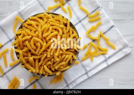 Tortata di girandole secche non cotte in una ciotola, vista dall'alto. Disposizione piatta, sovratesta, dall'alto. Spazio per il testo. Foto Stock