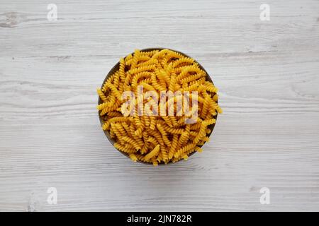 Tortata di girandole secche non cotte in una ciotola, vista dall'alto. Disposizione piatta, sovratesta, dall'alto. Foto Stock