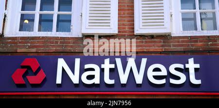 Un cartello o una segnaletica esterna o un logo sulla filiale della Natwest Bank a Chorlton, Manchester, Regno Unito, Isole britanniche. Foto Stock