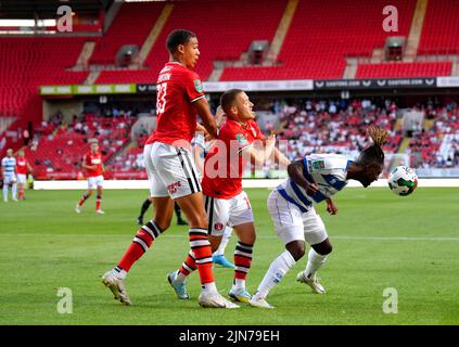 Osman Kakay (a destra) del Queens Park Rangers batte per il pallone con Jack Payne (al centro) del Charlton Athletic e Miles Leaburn durante la Carabao Cup, prima partita a The Valley, Londra. Data foto: Martedì 9 agosto 2022. Foto Stock