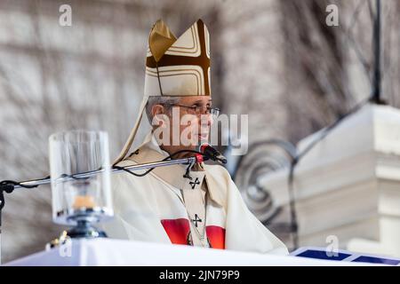 Buenos Aires, Argentina. 07th ago 2022. L'Arcivescovo di Buenos Aires, il Cardinale Mario Aurelio poli, parla ai fedeli di San Cayetano durante la tradizionale Messa celebrata ogni 7 agosto. Dopo due anni di pandemia, la grande festa di San Cayetano è stata celebrata di nuovo nella chiesa Santuario San Cayetano, nel cosmopolita quartiere Liniers della città di Buenos Aires. Come ogni 7 agosto, molti fedeli potevano toccare l'immagine e venerare il Santo del lavoro per chiedere pane, pace e sostentamento. Credit: SOPA Images Limited/Alamy Live News Foto Stock