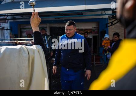 Buenos Aires, Argentina. 07th ago 2022. L'Arcivescovo di Buenos Aires, il Cardinale Mario Aurelio poli, benedice il proprietario di un tradizionale stabilimento alimentare argentino. Dopo due anni di pandemia, la grande festa di San Cayetano è stata celebrata di nuovo nella chiesa Santuario San Cayetano, nel cosmopolita quartiere Liniers della città di Buenos Aires. Come ogni 7 agosto, molti fedeli potevano toccare l'immagine e venerare il Santo del lavoro per chiedere pane, pace e sostentamento. Credit: SOPA Images Limited/Alamy Live News Foto Stock