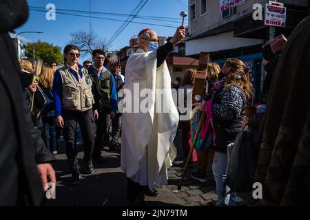 Buenos Aires, Argentina. 07th ago 2022. L'Arcivescovo di Buenos Aires, il Cardinale Mario Aurelio poli, benedice i fedeli devoti di San Cayetano mentre attendono di entrare nel tempio del Santo del lavoro. Dopo due anni di pandemia, la grande festa di San Cayetano è stata celebrata di nuovo nella chiesa Santuario San Cayetano, nel cosmopolita quartiere Liniers della città di Buenos Aires. Come ogni 7 agosto, molti fedeli potevano toccare l'immagine e venerare il Santo del lavoro per chiedere pane, pace e sostentamento. Credit: SOPA Images Limited/Alamy Live News Foto Stock