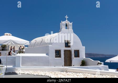 Piccola chiesa bianca tradizionale di Agios Vasilios a Oia, Santorini, isole Cicladi, Grecia, Europa Foto Stock
