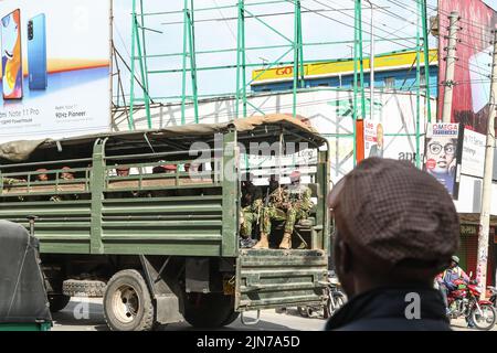 Nakuru, Kenya. 09th ago 2022. Durante le elezioni generali del Kenya, gli ufficiali di un'unità di servizio generale (GSU) che trasporta veicoli industriali pattugliano le strade. I kenioti hanno iniziato a votare martedì mattina, 9 agosto 2022, per eleggere il loro presidente preferito e i membri dei parlamenti nazionali e locali. Credit: SOPA Images Limited/Alamy Live News Foto Stock