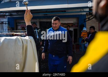 Buenos Aires, Argentina. 07th ago 2022. L'Arcivescovo di Buenos Aires, il Cardinale Mario Aurelio poli, benedice il proprietario di un tradizionale stabilimento alimentare argentino. Dopo due anni di pandemia, la grande festa di San Cayetano è stata celebrata di nuovo nella chiesa Santuario San Cayetano, nel cosmopolita quartiere Liniers della città di Buenos Aires. Come ogni 7 agosto, molti fedeli potevano toccare l'immagine e venerare il Santo del lavoro per chiedere pane, pace e sostentamento. (Foto di Nacho Boullosa/SOPA Images/Sipa USA) Credit: Sipa USA/Alamy Live News Foto Stock