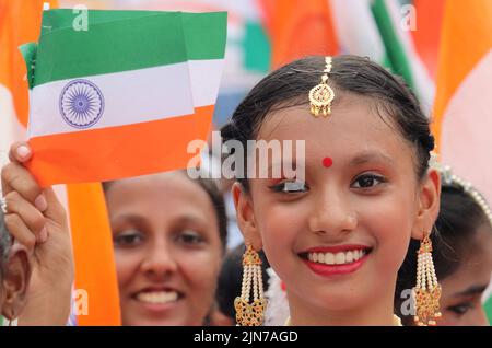 New Delhi, India. 09th ago 2022. Gli studenti indiani tengono il tricolore mentre partecipano a un Tiranga Yatra, organizzato come parte delle celebrazioni di Azadi Ka Amrit Mahotsav per commemorare il 75th anniversario dell'indipendenza dell'India a Chandani Chowk. Il governo indiano ha lanciato la campagna di Har Ghar Tiranga per invocare il sentimento di patriottismo nei cittadini e promuovere la consapevolezza sulla bandiera nazionale. Credit: SOPA Images Limited/Alamy Live News Foto Stock