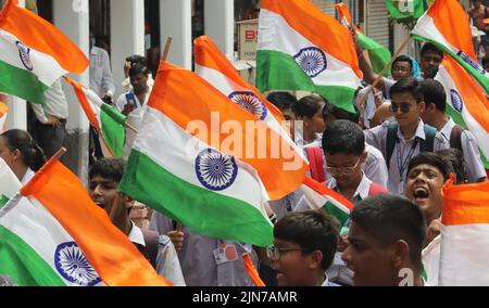 New Delhi, India. 09th ago 2022. Gli studenti indiani tengono il tricolore mentre partecipano a un Tiranga Yatra, organizzato come parte delle celebrazioni di Azadi Ka Amrit Mahotsav per commemorare il 75th anniversario dell'indipendenza dell'India a Chandani Chowk. Il governo indiano ha lanciato la campagna di Har Ghar Tiranga per invocare il sentimento di patriottismo nei cittadini e promuovere la consapevolezza sulla bandiera nazionale. Credit: SOPA Images Limited/Alamy Live News Foto Stock