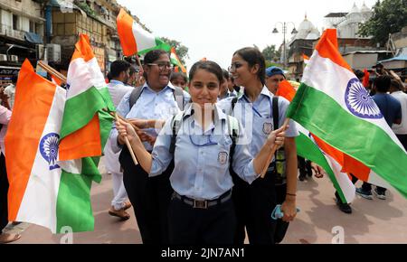 New Delhi, India. 09th ago 2022. Gli studenti indiani tengono il tricolore mentre partecipano a un Tiranga Yatra, organizzato come parte delle celebrazioni di Azadi Ka Amrit Mahotsav per commemorare il 75th anniversario dell'indipendenza dell'India a Chandani Chowk. Il governo indiano ha lanciato la campagna di Har Ghar Tiranga per invocare il sentimento di patriottismo nei cittadini e promuovere la consapevolezza sulla bandiera nazionale. Credit: SOPA Images Limited/Alamy Live News Foto Stock