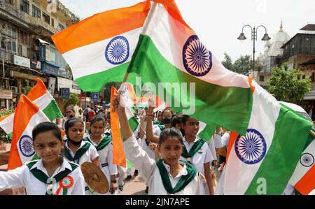 New Delhi, India. 09th ago 2022. Gli studenti indiani tengono il tricolore mentre partecipano a un Tiranga Yatra, organizzato come parte delle celebrazioni di Azadi Ka Amrit Mahotsav per commemorare il 75th anniversario dell'indipendenza dell'India a Chandani Chowk. Il governo indiano ha lanciato la campagna di Har Ghar Tiranga per invocare il sentimento di patriottismo nei cittadini e promuovere la consapevolezza sulla bandiera nazionale. Credit: SOPA Images Limited/Alamy Live News Foto Stock