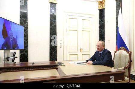 Mosca, Russia. 09th ago 2022. Il presidente russo Vladimir Putin ha un incontro di teleconferenza con il governatore della Regione Kirov Alexander Sokolov, del Cremlino, il 9 agosto 2022 a Mosca, Russia. Credit: Mikhail Klimentyev/Kremlin Pool/Alamy Live News Foto Stock