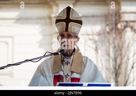 Buenos Aires, Argentina. 7th ago 2022. L'Arcivescovo di Buenos Aires, il Cardinale Mario Aurelio poli, interviene durante la tradizionale Messa a San Cayetano che si celebra ogni 7 agosto. Dopo due anni di pandemia, la grande festa di San Cayetano è stata celebrata di nuovo nella chiesa Santuario San Cayetano, nel cosmopolita quartiere Liniers della città di Buenos Aires. Come ogni 7 agosto, molti fedeli potevano toccare l'immagine e venerare il Santo del lavoro per chiedere pane, pace e sostentamento. (Credit Image: © Nacho Boulosa/SOPA Images via ZUMA Press Wire) Foto Stock