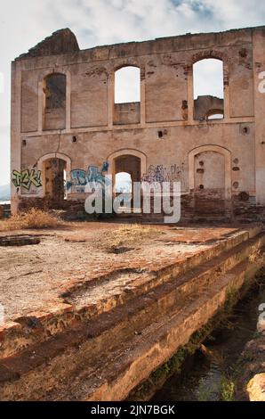 Le rovine del zuccherificio di San Joaquín, una fabbrica di zucchero abbandonata situata tra Nerja e Maro nel sud della Spagna. Foto Stock