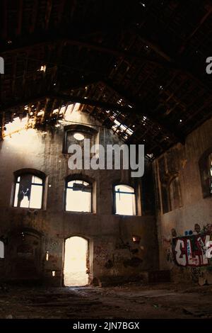 Foto all'interno della fabbrica abbandonata di zucchero San Joaquin situata tra Nerja e Maro in Andalusia, nel sud della Spagna. Foto Stock