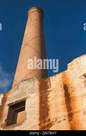 Il camino del San Joaquin Sugar Mill, una fabbrica abbandonata situata tra Nerja e Maro in Andalusia, nel sud della Spagna. Foto Stock