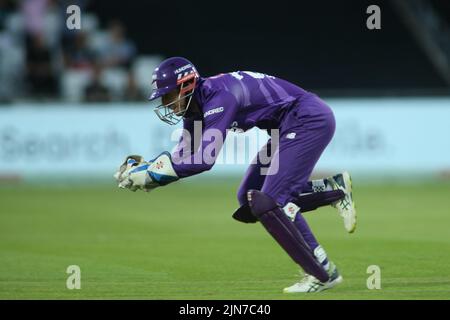 Leeds, Regno Unito. 09th ago 2022. Clean Slate Headingley Cricket Ground, Leeds, West Yorkshire, 9th agosto 2022. I cento Supercharger del nord contro Trent Rockets John Simpson dei Supercharger del nord prendono il fermo per respingere Alex Halles fuori dal bowling di Adidl Rashid. Credit: Touchlinepics/Alamy Live News Foto Stock