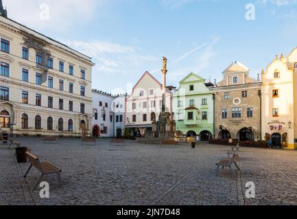 Cesky Krumlov, Repubblica Ceca (7th agosto 2022) - Vista su Piazza Svornosti la piazza centrale principale della città vecchia con la sua fontana in pietra esagonale Foto Stock