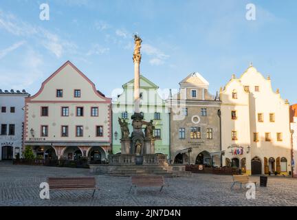 Cesky Krumlov, Repubblica Ceca (7th agosto 2022) - Vista su Piazza Svornosti la piazza centrale principale della città vecchia con la sua fontana in pietra esagonale Foto Stock