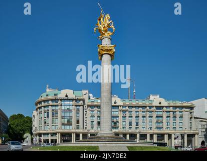 Piazza della libertà o Piazza della libertà nel centro di Tbilisi, Georgia. Ripresa della luce del giorno che mostra il monumento alla libertà raffigurante San Giorgio che uccide il drago Foto Stock