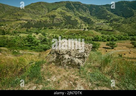 Il sito del monastero delle grotte di Vardzia nella Georgia meridionale è stato scavato dalle pendici del Monte Erusheti sulla riva sinistra della vista del fiume Kura Foto Stock