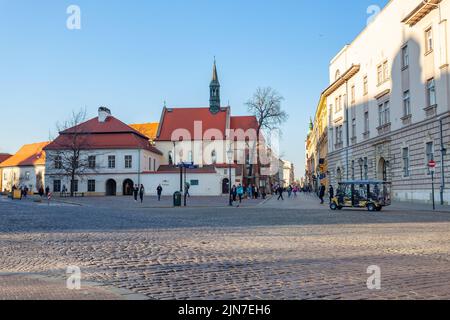 Cracovia, Polonia - 14 marzo 2022: Una croce sulla piazza di fronte alla Chiesa di San Giles in memoria delle vittime polacche a Katyn nel 1940. Viaggi Foto Stock