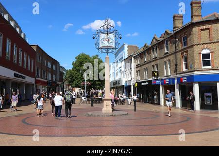 Gli amanti dello shopping mattutini si trovano a High Street, Chelmsford, Essex, Regno Unito Foto Stock