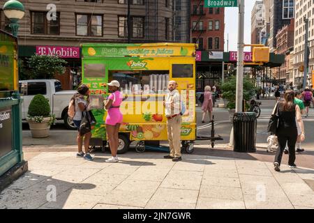 Venditore di succhi e frullati nel quartiere di Flatiron a New York mercoledì 27 luglio 2022. (© Richard B. Levine) Foto Stock