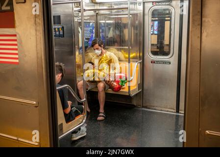 Il viaggiatore della metropolitana con palloncini sul treno IND “e” a New York sabato 30 luglio 2022. (© Richard B. Levine) Foto Stock