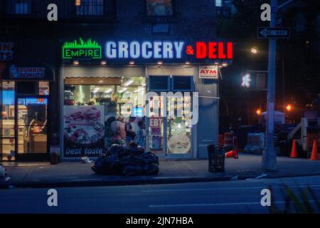 Delicatessen nel quartiere di New York Chelsea la sera di domenica 7 agosto 2022. (© Richard B. Levine) Foto Stock