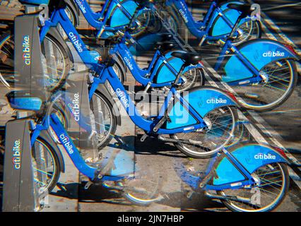 Stazione di attracco CitiBike a Chelsea a New York domenica 7 agosto 2022. (© Richard B. Levine) Illustrazione fotografata con filtro a prisma. Foto Stock