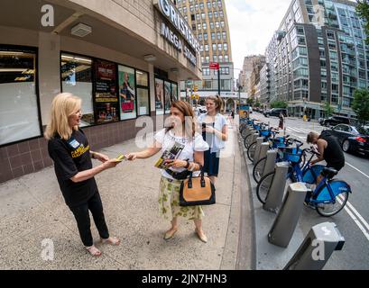 NY Congresswoman Carolyn Maloney, a sinistra, con i sostenitori campagne a Chelsea a New York Domenica, 7 agosto 2022. A causa della riorganizzazione Maloney affronta il Congressman Jerry Nadler, così come Suraj Patel per il NY 12th Congressional District. (© Richard B. Levine) Foto Stock