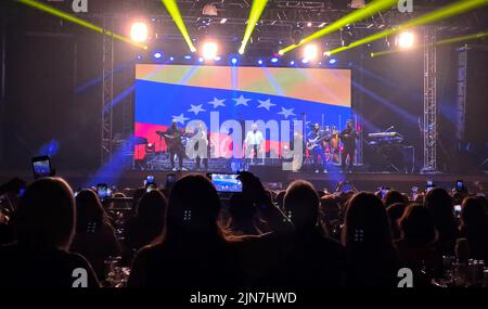 Valencia, Carabobo, Venezuela. 6th ago 2022. Agosto 09, 2022. La star internazionale della canzone, Jose Luis Rodriguez, meglio noto come El Puma, in concerto, all'Hesperia Hotel, nella città di Valencia, stato Carabobo. Foto: Juan Carlos Hernandez (Credit Image: © Juan Carlos Hernandez/ZUMA Press Wire) Foto Stock