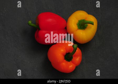 Assortimento di peperoni rossi, arancioni e gialli. Foto Stock