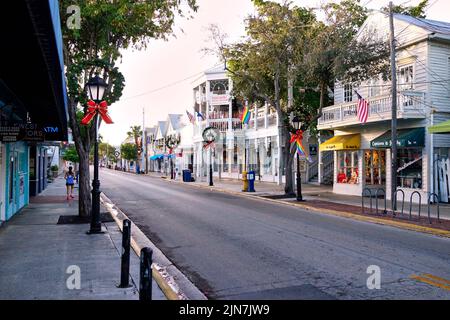 Vista mattutina di Duval Street a Key West, Florida, Florida, Stati Uniti. Strada in vuoto, senza automobili, un solo pareggiatore Foto Stock