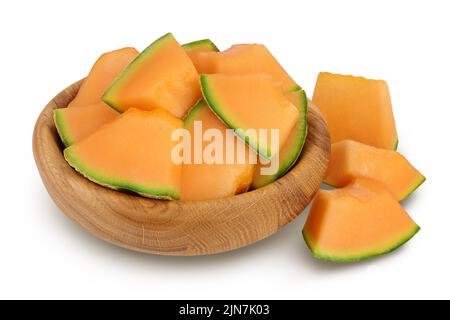 Melone cantalupo in ciotola di legno isolato su sfondo bianco con profondità di campo piena. Foto Stock