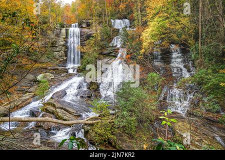 L'acqua cade abbondantemente alle splendide Twin Falls durante la stagione autunnale nel South Carolina. Foto Stock