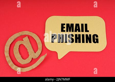 E-mail e business. Su una superficie rossa, un simbolo e un segno con l'iscrizione - Phishing e-mail Foto Stock