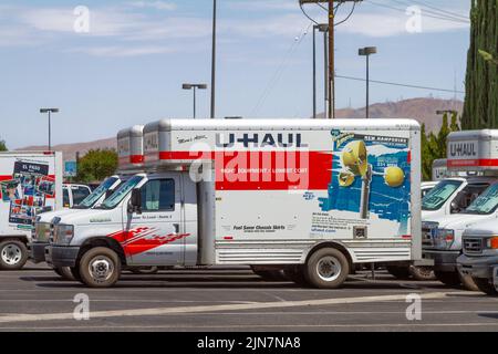 Victorville, CA, USA – 8 agosto 2022: Noleggio di un furgone U-Haul cargo in rosso e bianco parcheggiato a Victorville, California. Foto Stock