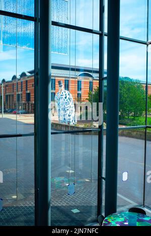 Vista dalla galleria d'arte MIMA verso nord fino ai tribunali di Centre Square Middlesbrough Foto Stock