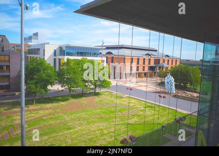 Vista dalla terrazza sul tetto della galleria d'arte MIMA che guarda a nord fino ai tribunali di Centre Square Middlesbrough Foto Stock