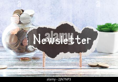 Papper nero con newsletter. Papper nero con newsletter su sfondo di legno. Foto Stock