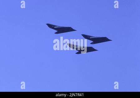 Formazione di tre F-117 Nighthawks che lasciano lo spazio aereo della base dell'aeronautica di Edwards Foto Stock
